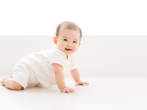 赤ちゃんの飛行機ポーズはどんな意味があるの？赤ちゃんの不思議なポーズを解説 – BABY&Me ベビーアンドミーヒップシートキャリア