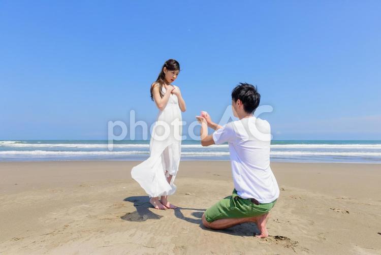 ひざまずくプロポーズは、女性に永遠の愛・忠誠心を誓うという意味が込められてるそうで、、発祥は中世ヨーロッパから,よく撮影するポーズだけに定期的に飽きが来る、その度に意味を思い起こし次の撮影へ！,福岡,プロカメラマン ,ウェディング ,ブライダル,プロポーズ