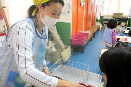 学校法人もみじ学園 認定こども園 もみじ幼稚園山口県下関市長府にある緑豊かな幼稚園です。幼稚園隣接のもみじ の森を利用して、山登り、木の実ひろい、昆虫採集、お芋堀りなど園内に居ながら自然の恵みに触れることができます