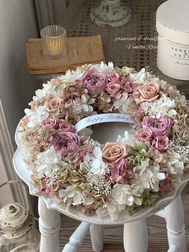 アートフラワー壁掛けリース。ローズとリボンの優しさが伝わります。ご結婚祝い・ご新築祝い、お誕生日にいかがでしょうか。 - リョクエイワンランク上の高級造花アレンジメント専門店 上質花材で、ギフトに人気のアーティフィシャルフラワーを販売