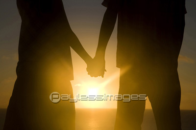 手を繋ぐ高校生カップル 10904001859 の写真・イラスト素材アマナイメージズ