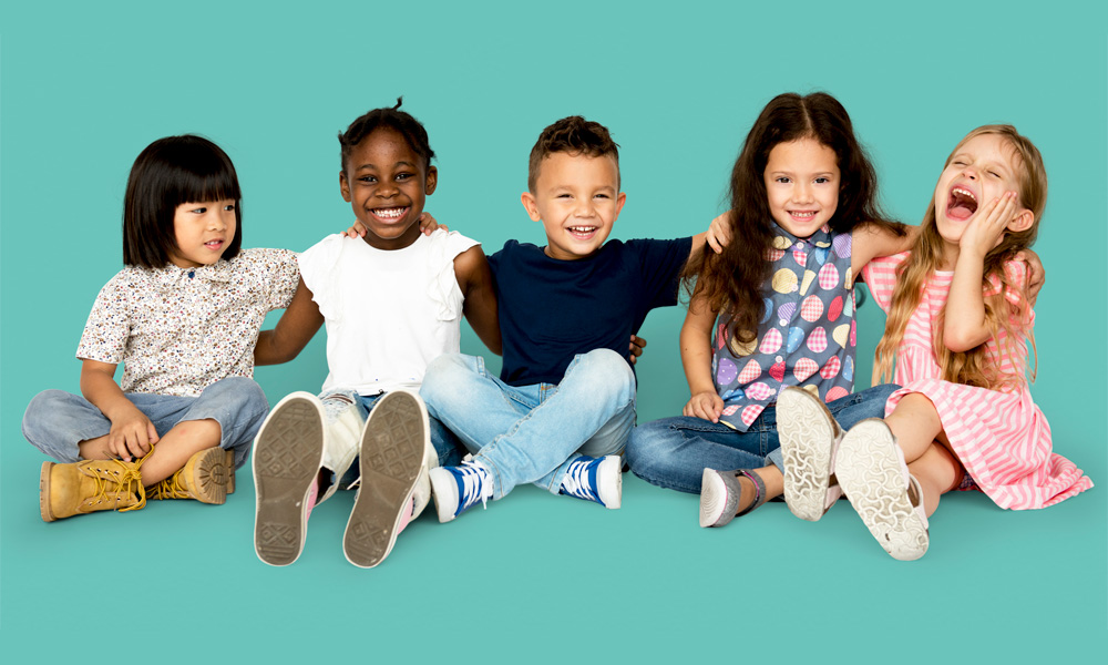 アグリーベイビーズ 光る クリスマスプレゼント 黒人 白人 赤ちゃんスクイーズの通販 by A styleラクマ