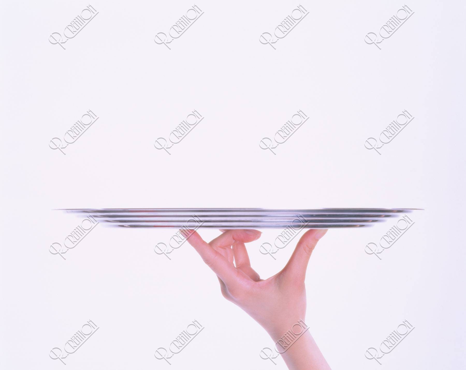 おたまを持つ手_料理をするイメージ 白背景 の写真素材96735087- PIXTA