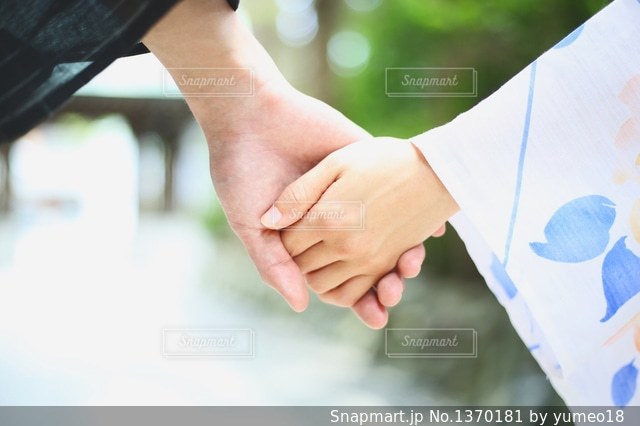 全部で7通り！ 「手のつなぎ方」が教えてくれる2人の関係