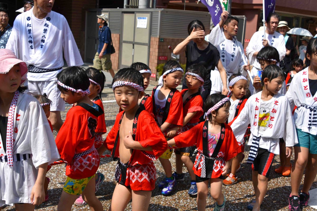 暑い日差しの中〜こどもみこしがやって来た