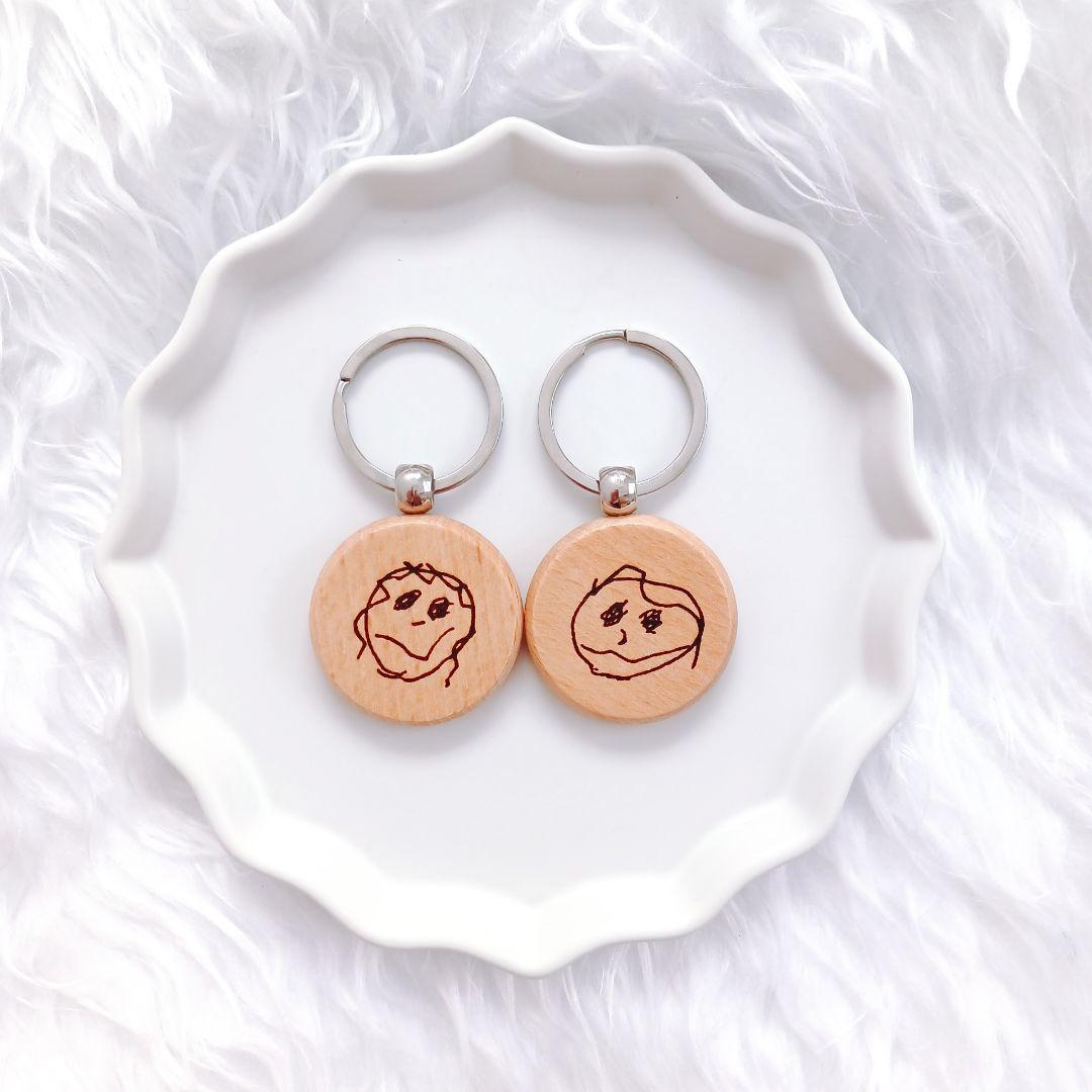 木製 こども画伯キーホルダー 切り抜き 5cm 厚さ：3mm アンシャンテラボ片面 敬老の日 父の日 母の日 アガチス 子どもの絵 こどもの絵似顔絵 らくがき お絵描き ギフト 軽量 プレゼント 無料ギフトボックス付ゆうパケット対応アンシャンテラボ 公式