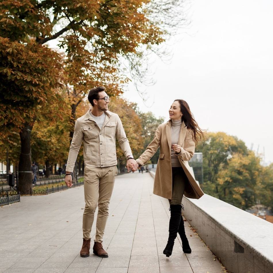 夜のお散歩🌃: カップルの夜の散歩コーデとおすすめアイデア