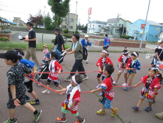 四万十市の天神社、子どもみこしが練り歩く 新たな門出祝う高知県 ：朝日新聞