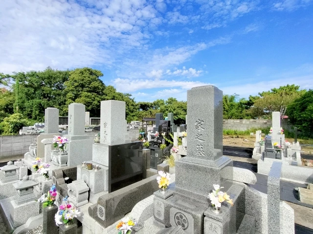 お墓が遠い時の対処法とは？自分で行く時期やお墓参りの手順も解説セゾンのくらし大研究