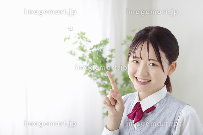 建築現場で指差しポーズをするスーツ姿の女性 11038022268 の写真・イラスト素材アマナイメージズ