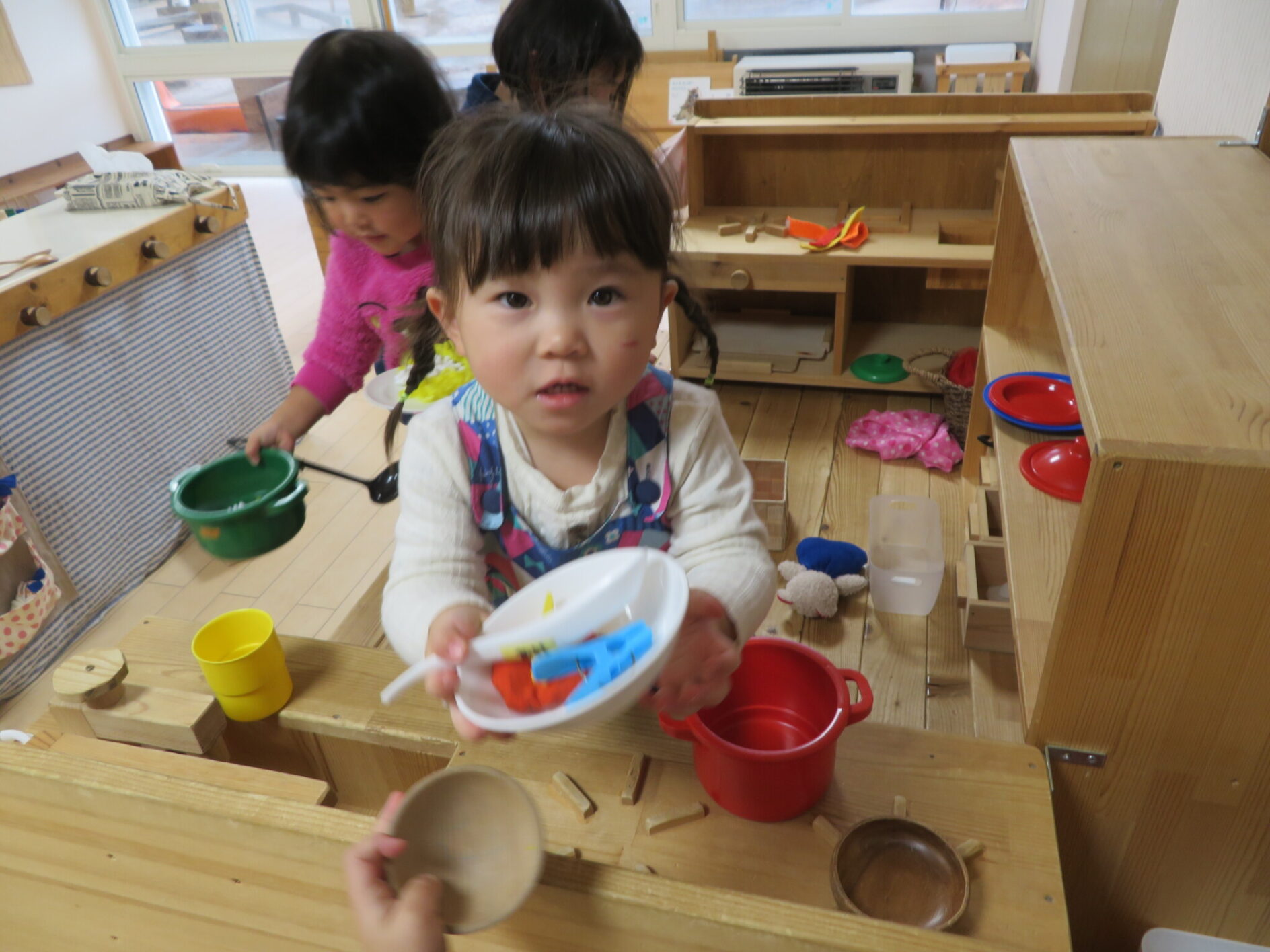 ビリビリ!クルクル♬ポンッ!!~1歳児ひよこ組新聞あそび~』 - 武庫愛の園幼稚園