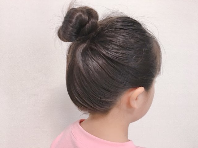 本日のヘアアレンジ👧🏻ツインテールアレンジ ⭐️夏休みヘア ヘアアレンジ動画有りです😊 左右２つに分ける→上だけ取ってくるりんぱ2回→ツインテールに結んで→裏編みです😊子供ヘアアレンジキッズヘアアレンジヘアアレンジ簡単アレンジ時短ヘアアレンジ