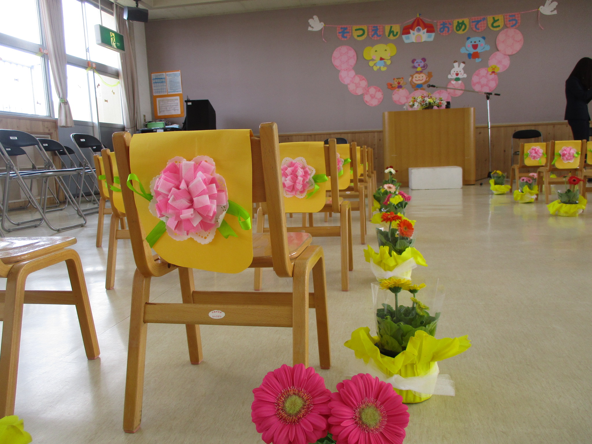 ゲストの皆にも喜んでもらいたい♡参列者の椅子を彩る「ゲストチェアーデコレーション」アイデアまとめ♩marry マリー