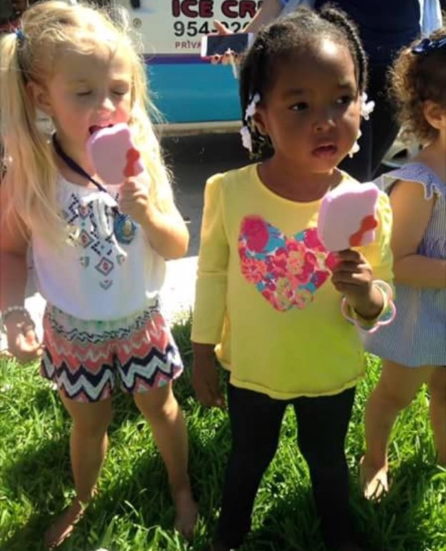 黒人と白人の4歳児、仲が良すぎて双子宣言。人種について考えさせられる大人たち