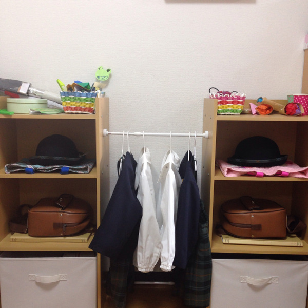 カラーボックスと”ずり落ちない突っ張り棒”で。「園児2人のｍｙロッカー」収納術や整理整頓のアイデア暮らしニスタ