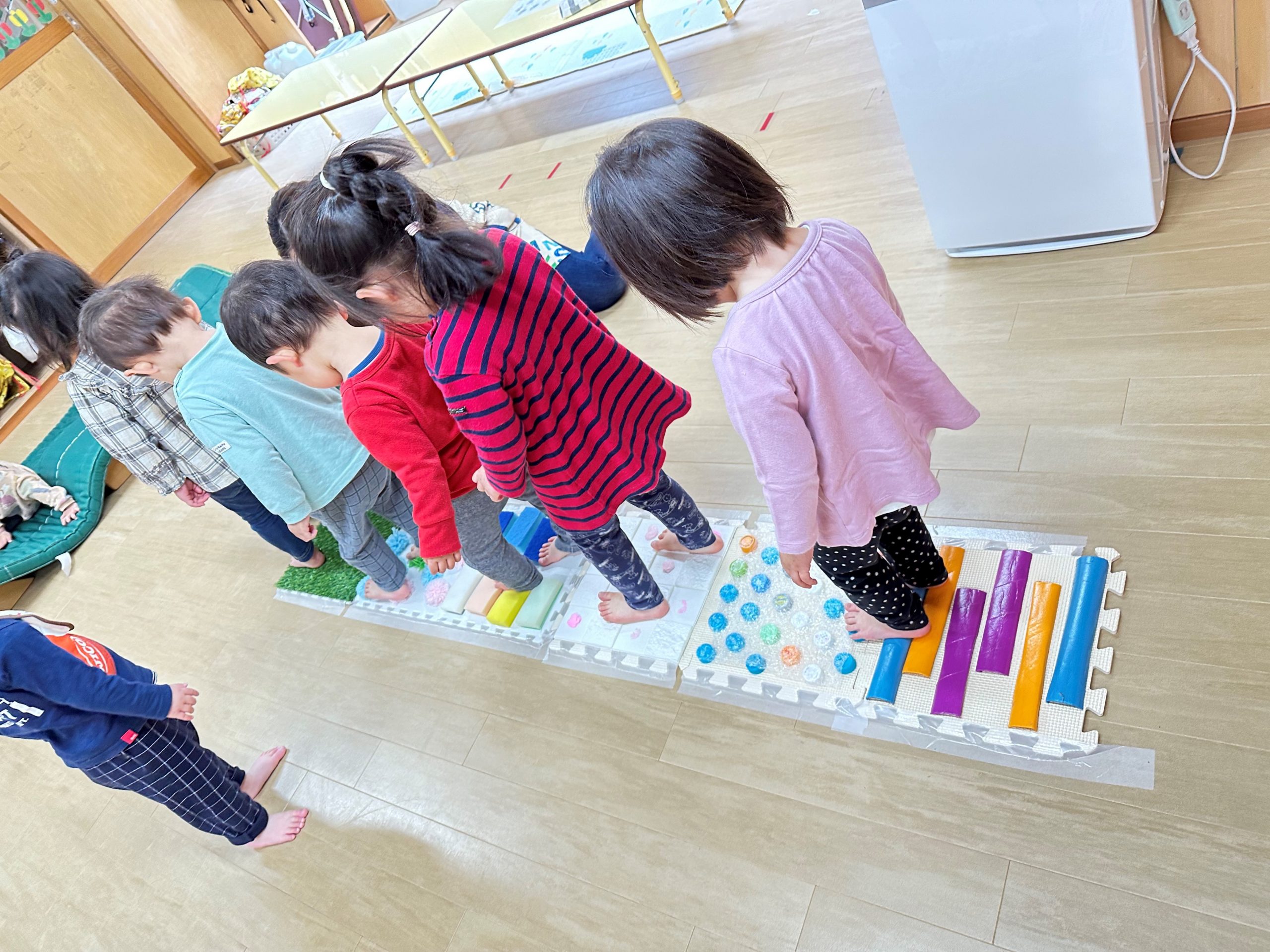 雨の日のあそび┃2歳児立川市の保育園 みらいのたね保育園