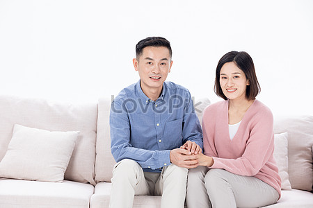 ベランダで寛ぐ日本人中年夫婦109320880 の写真素材 - アフロ