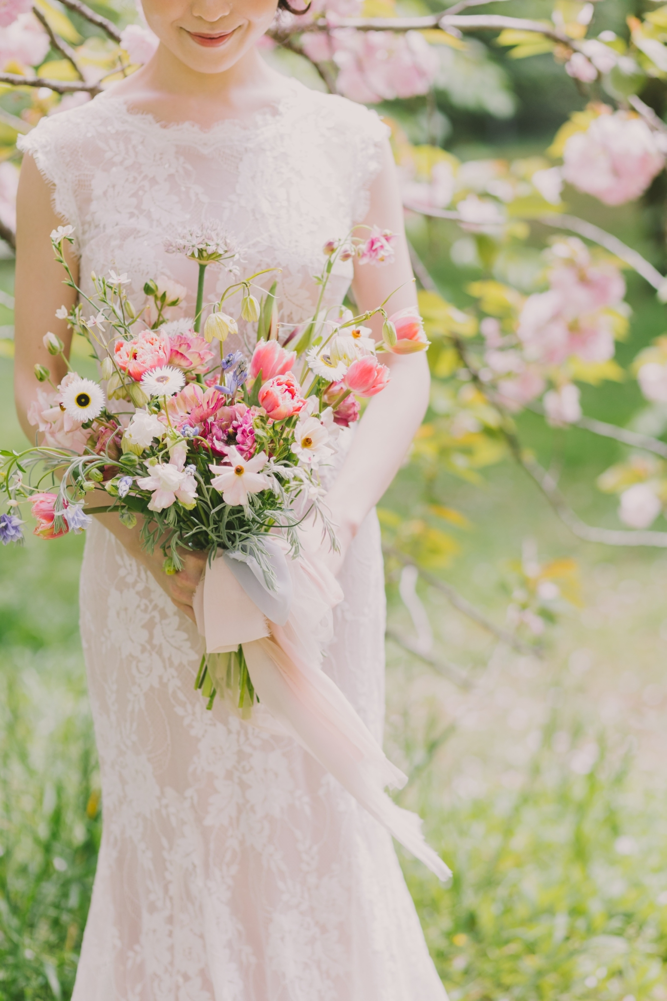 楽しく撮影」桜と菜の花が満開の並木道でウェディングフォトの撮影OurPhoto アワーフォト
