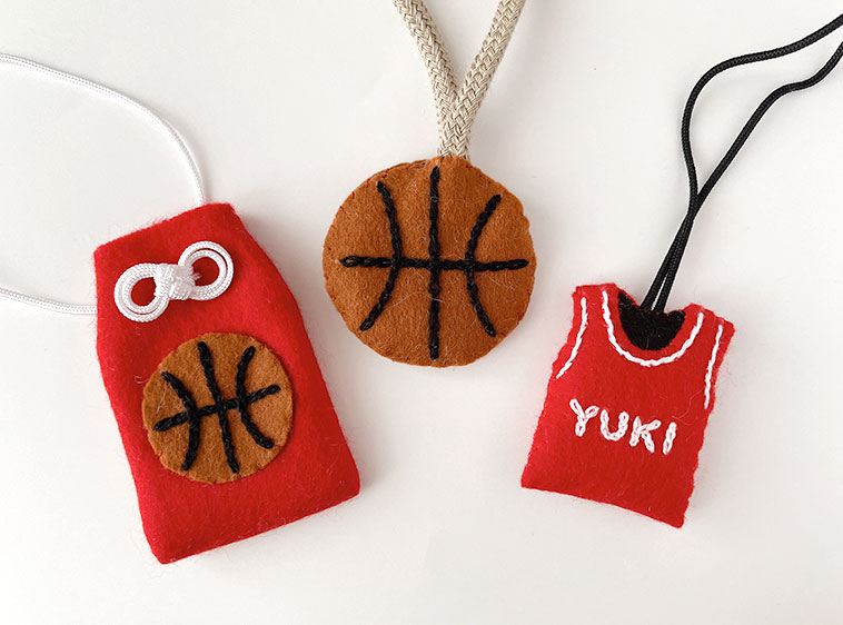 手作りお守りについて手作りでお守りを作りたいなと思った時、材料はどうしたら？そんなフェルトや刺繍糸のご質問を頂きます。これから、卒団や卒業に向けて、手作りのお守りを、たくさん作られる方もいらっしゃるかと。 準備する材料について、この投稿が、少しでも