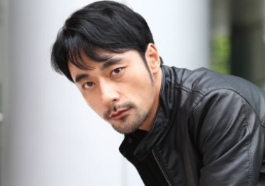 チョ・ビョンギュ「躊躇せず堂々と表現するけど、正道を守る人になりたい」 - Kstyle