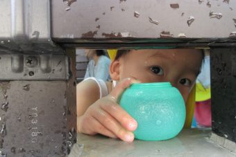 保育のプール遊び・水遊びアイデア10選 遊び方・ねらい解説 保育士・幼稚園教諭のための情報メディア ほいくis ほいくいず