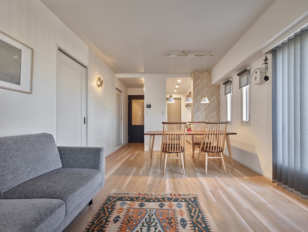 リビングルームの4人家族の写真素材81679104- PIXTA