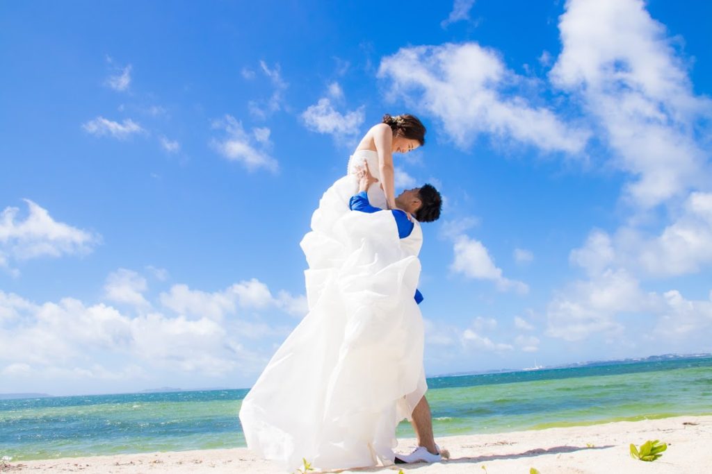 ウェディングドレスを着て、憧れのお姫様抱っこ♡幸せいっぱいの『抱っこフォト』を撮ろう♩marry マリー