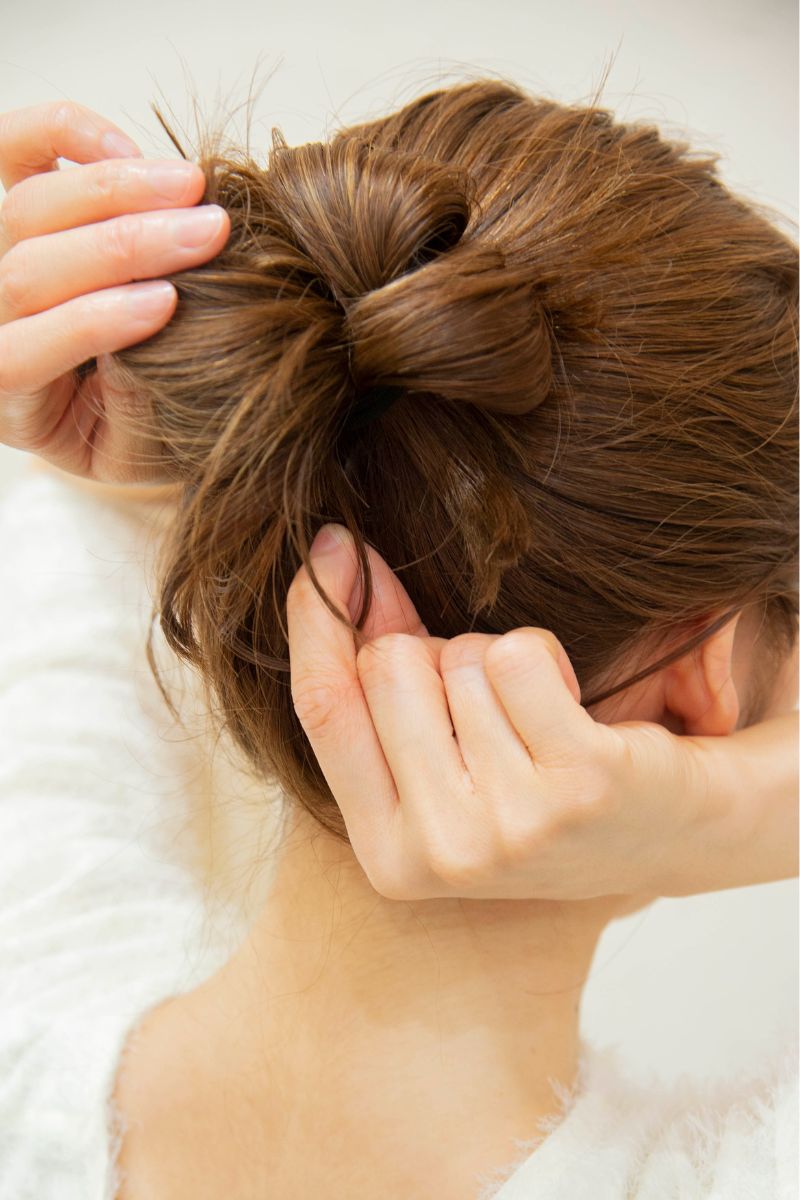 大人のお団子ヘア。高さを使い分けるとおしゃれ度アップ！ESSEonline エッセ オンライン