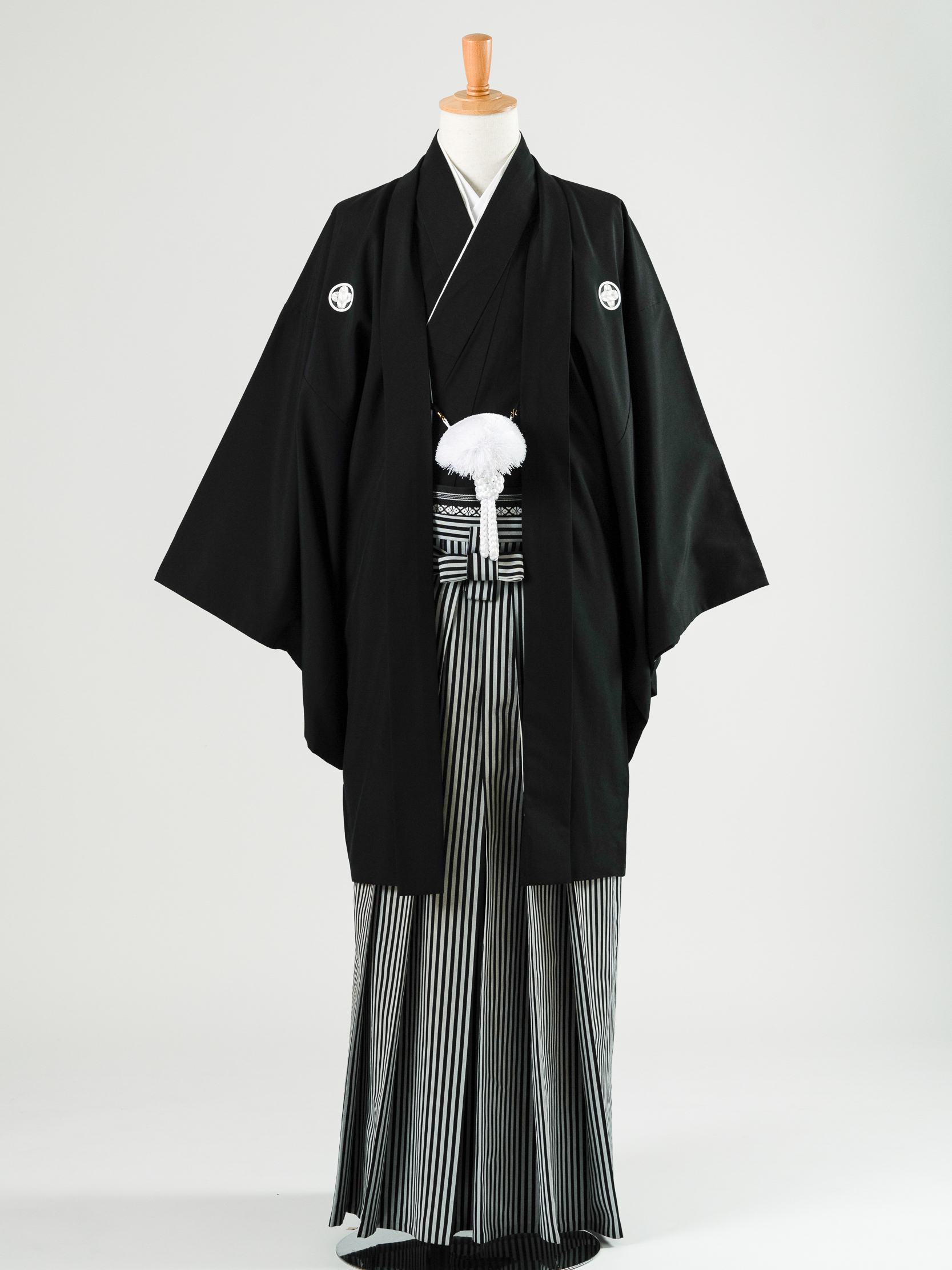 和装前撮りの男性着物、黒紋付と色紋付どっちが正解?写真映えする色選びを解説