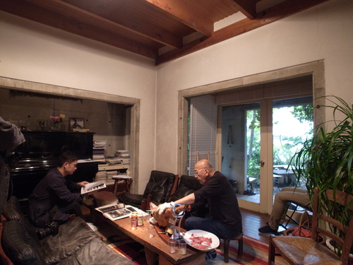 先日見学させて頂いた住宅建築の最高傑作、 阿部勤 さんの自邸 です。築50年。人の居場所が数珠つなぎに連鎖する素晴らしい建築でした。入れ子された正方形は3570角、外郭の正方形は7770角で隙間は2100。外郭階高は2250、軒高は2100くらい。寸法も絶妙でした