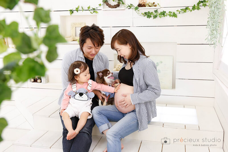 ☆ セルフマタニティフォト ☆ セリアの商品でお花のシール作って自宅で撮影してみました✨ 予定日まであと7日！😳この時よりお腹もっと大きくなってる🙈✨️ 早く赤ちゃんに会いたいなぁ🎵セルフマタニティフォトマタニティシール手作りシールセリア商品seria