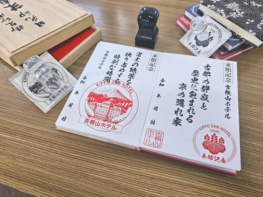 🌸思い出作品集🌸 0歳児の子ども達には、4月から1年間かけて毎月作った作品集を、思い出の品としてお渡ししています。保育園作品 保育園制作 思い出