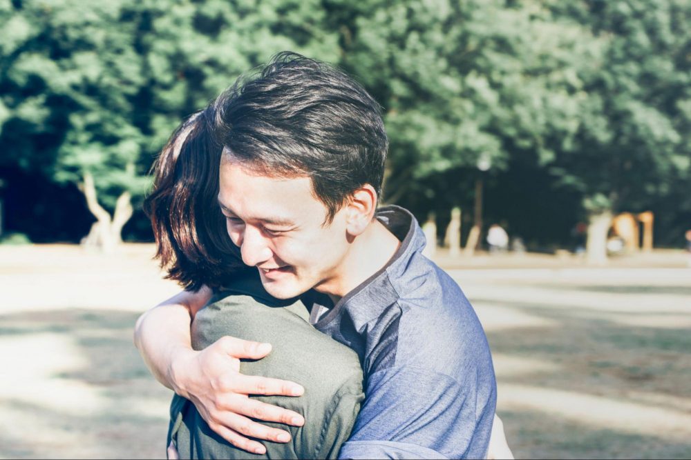 ハグの仕方で男性心理が分かる！ハグしてもらうテクニックも紹介 – 電話占いシエロ