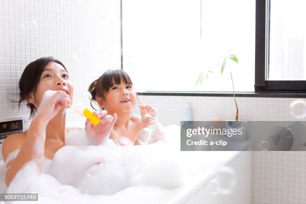 子供の女の子は彼女の母親によって入浴され、シャンプーされていますの写真素材・画像素材 Image 93758261