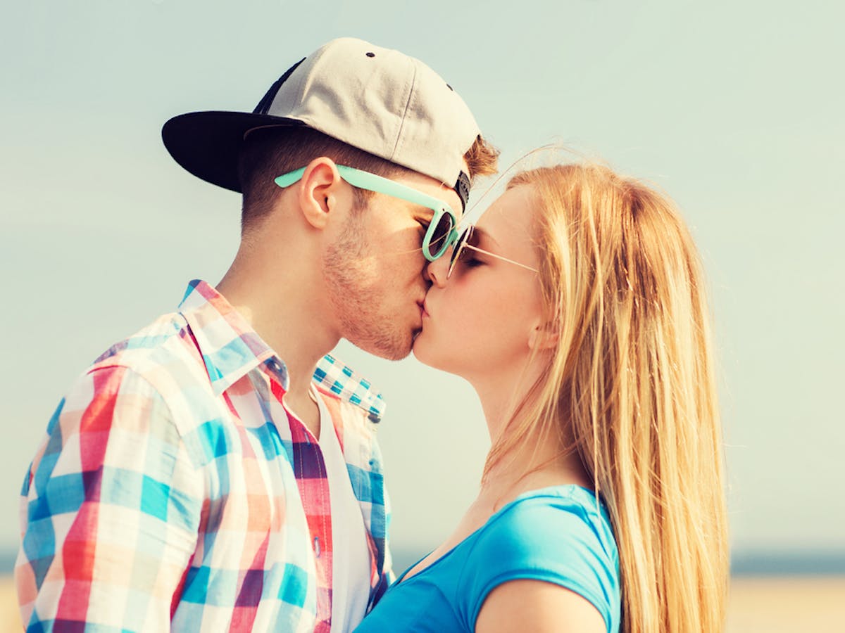 男女 恋人 カップル キス 口づけ 愛 幸せ 屋外 隅田川 写真素材4743752- フォトライブラリ