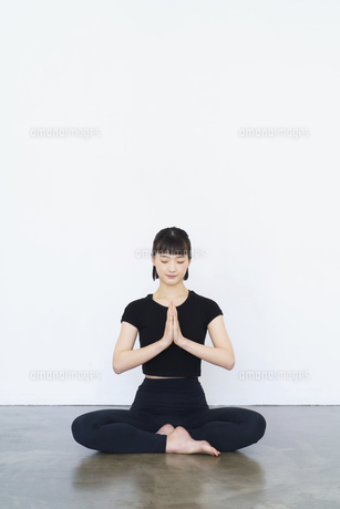 こんばんは 風のマーサです😊 今回のポーズは パールシュヴォッタナーサナです。 背中で合掌することで胸を 開いています。 合掌のコツとしては背中で手を繋ぐ時の下側の腕の状態を両腕共に 作ります。 背中が痒いときに必要な柔軟性です。 また前屈するときは 身体が