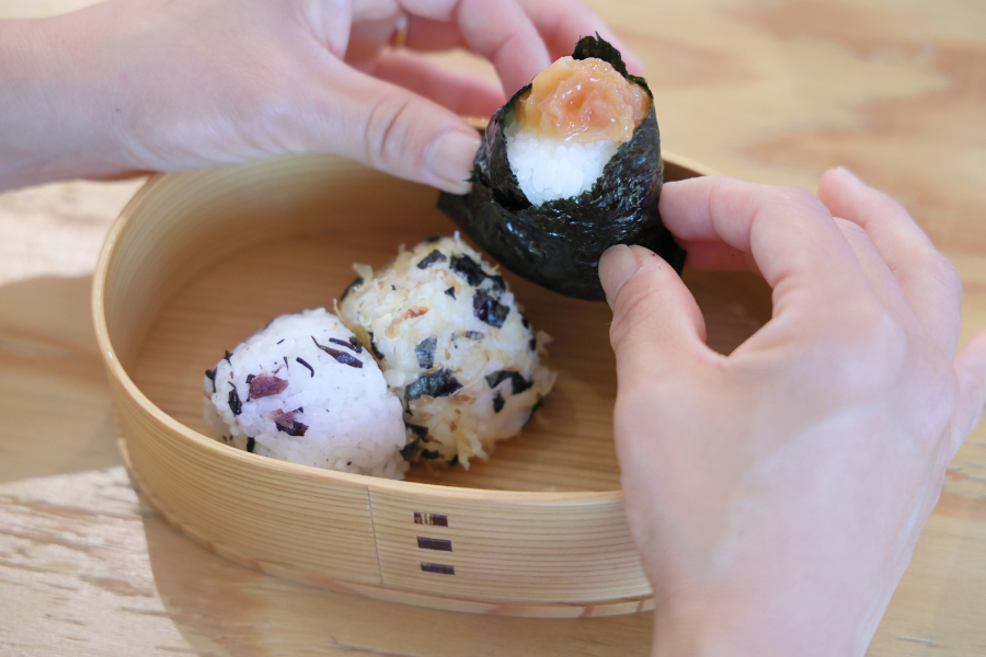 おしゃれに見せるおにぎりのお弁当の詰め方。弁当箱の形別に見栄えするコツをご紹介