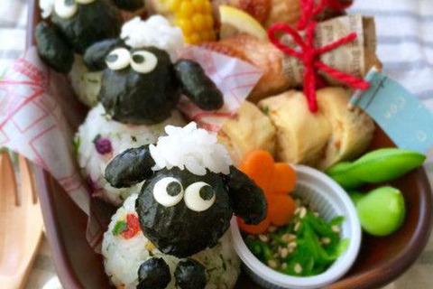 お昼ご飯は子供たちリクエストで久しぶりに色々おにぎり🍙 ・ 色んな組み合わせ言ってくるから面白い!笑 家にあったものを組み合わせて ♡ おにぎり って不思議とたくさん食べれる😳 ・ もうすぐ夏休み。おにぎり作る機会も増えそう 🤤 ・おにぎり おにぎりの具