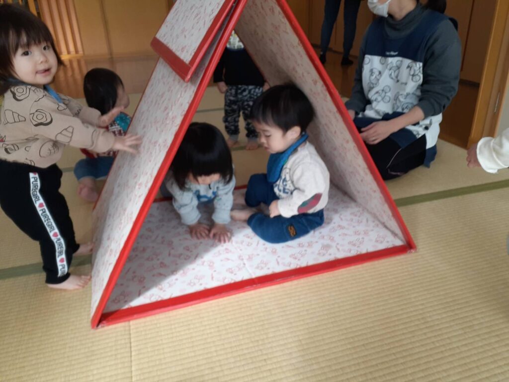 段ボール遊びを保育で楽しもう！ 簡単・ねらい・作り方・1歳・2歳・3歳保育士くらぶ