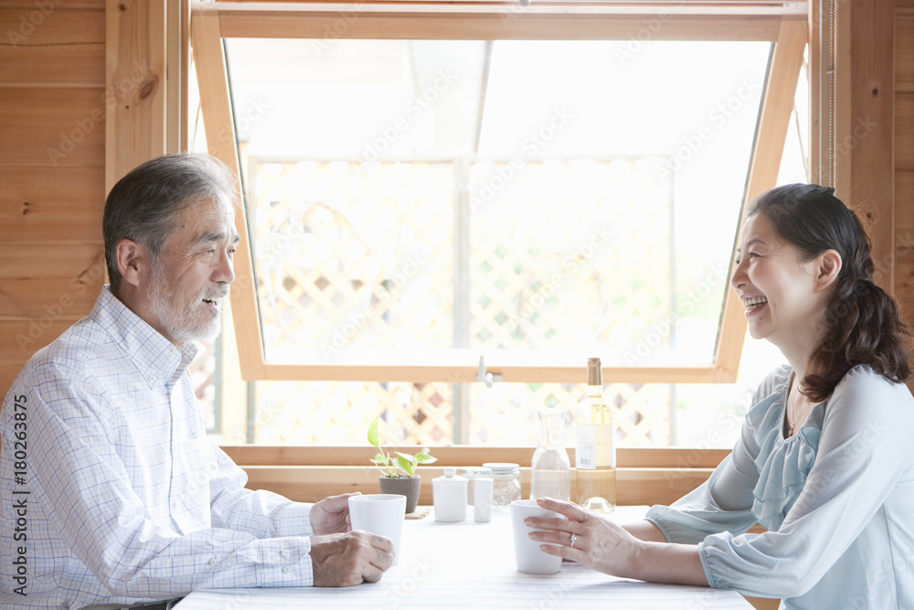 テーブルに座る男性 10736003241 の写真・イラスト素材アマナイメージズ