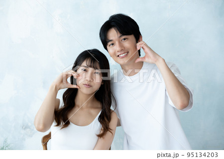 ポーズをとるカップル6 - No: 66886写真素材なら「写真AC」無料 フリー ダウンロードOK