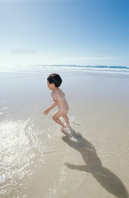 ビーチの裸の子供 00454010346 の写真・イラスト素材アマナイメージズ