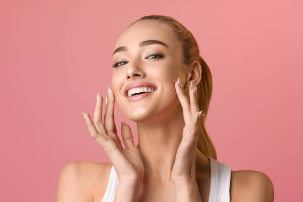 若いびっくりした男の手が頬に触れる写真青い色の背景に分離された予期しない顔の反応Premium写真