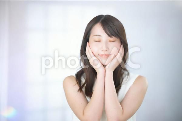 相手の頬を触る心理15選!ほっぺをつねる・片手で頬を挟む男性心理は?BELCY