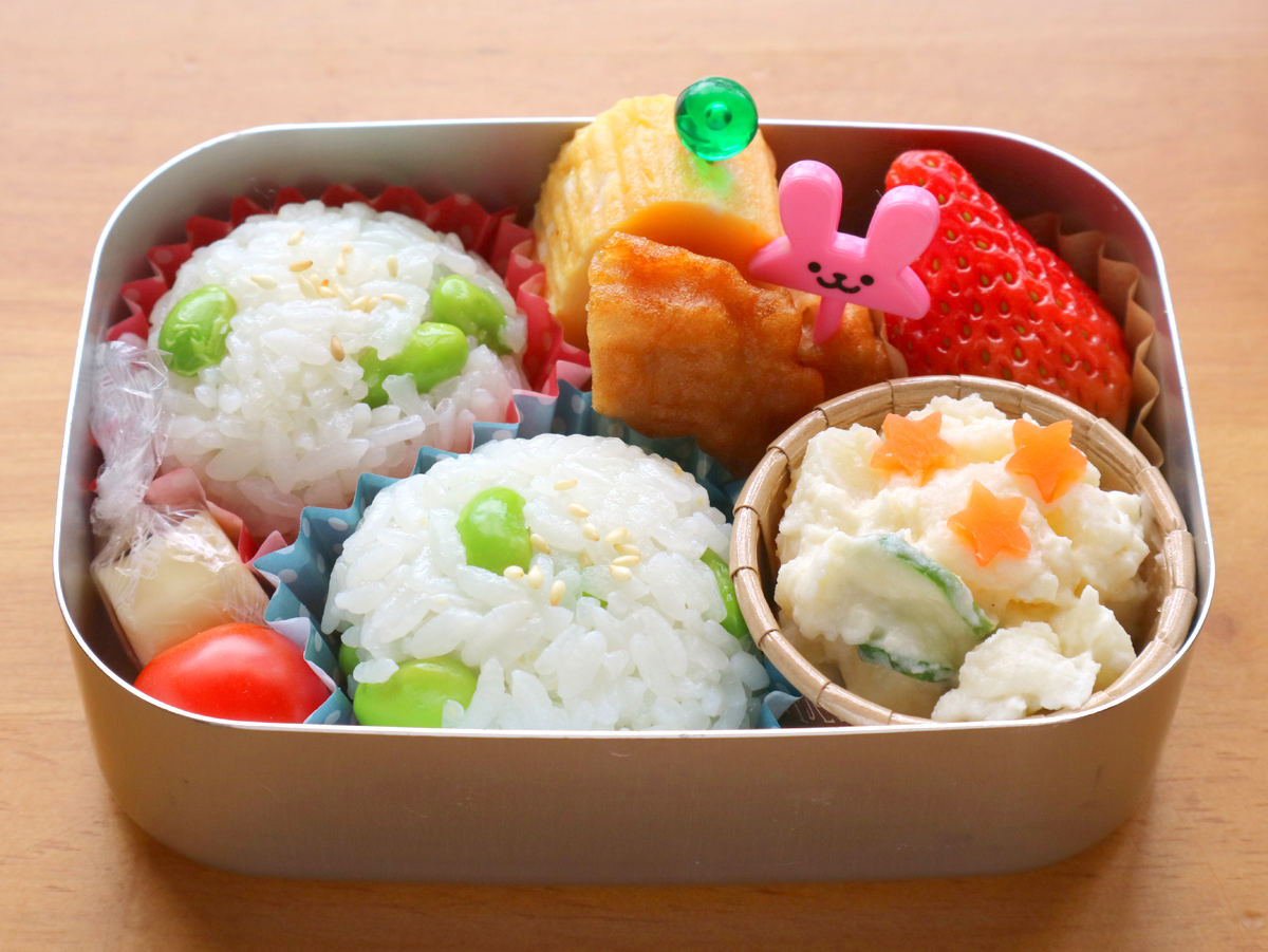 子どものお弁当作り方𐩢𐩺, ▽他のキャラ弁はこちらから, @_marupan ⧉, 今日は遠足おにぎり弁当です𓂃𓈒𓏸 ,何のキャラ弁がいい？って聞いたら, 「普通のおにぎりがいい！」と言われてしまったので, 三角おにぎり弁当にしました🍙,普通のお弁当の詰め動画です𐩢𐩺, みなさんはキャラ弁がいい？, 普通のお弁当がいい？, , , , ,