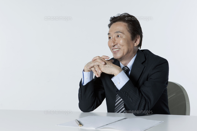 2 つの手のクローズ アップは組んで指 - 白で隔離の写真素材・画像素材 Image 82424908