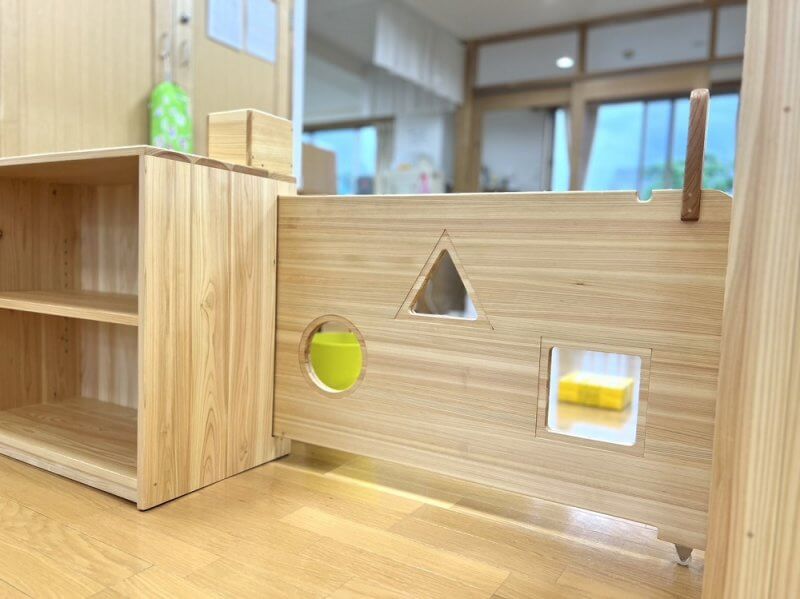 登るのが大好きな時期の1歳児！ 机に乗ろうとしたり棚に登ろうとしたりとどこでも登りたい子どもたち！ そこで、運動遊びで登る動きを取り入れました！子どもの行動や気持ちから遊びに繋げていきたいです♪社会福祉法人檸檬会レイモンドチルドレンレイモンドこども