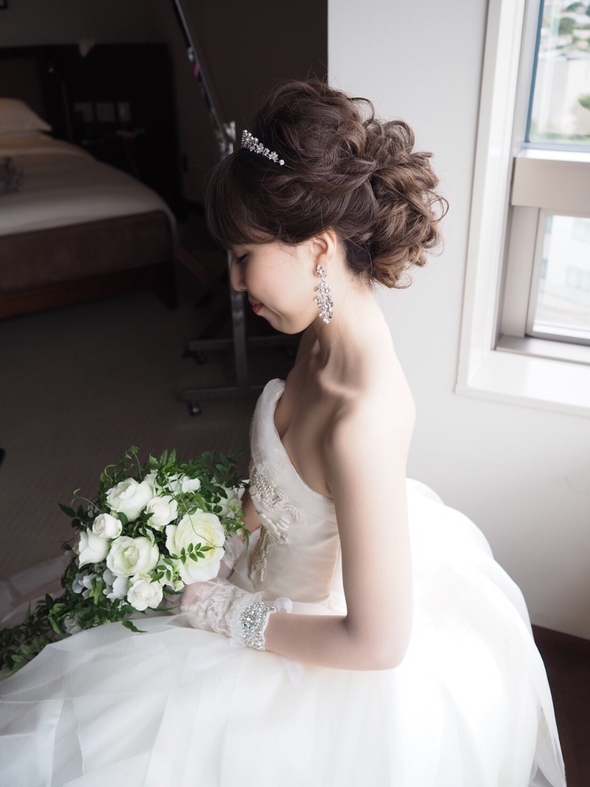 結婚式のお呼ばれにはシニヨンがおすすめ！髪の長さ別アレンジを紹介 - 秋葉原コットン