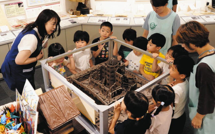 嬉しい嬉しい！の幼い子供の写真・画像素材-Snapmart スナップマート