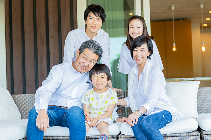 玄関前で微笑む3世代家族 写真素材2587223- フォトライブラリ